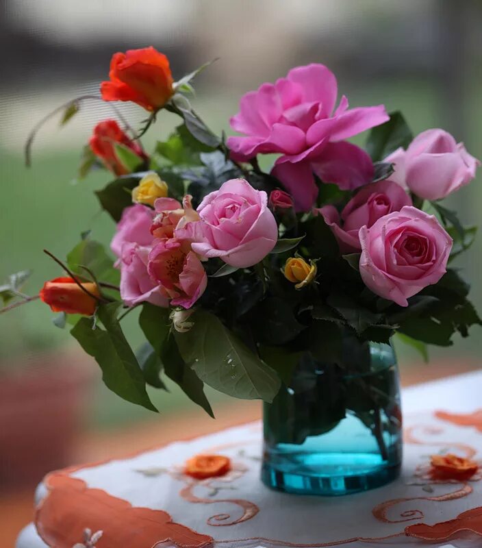 цветы сердечки. шикарные розы для любимой. цветы лежат. романтические букеты роз. цветы для любимой женщины.