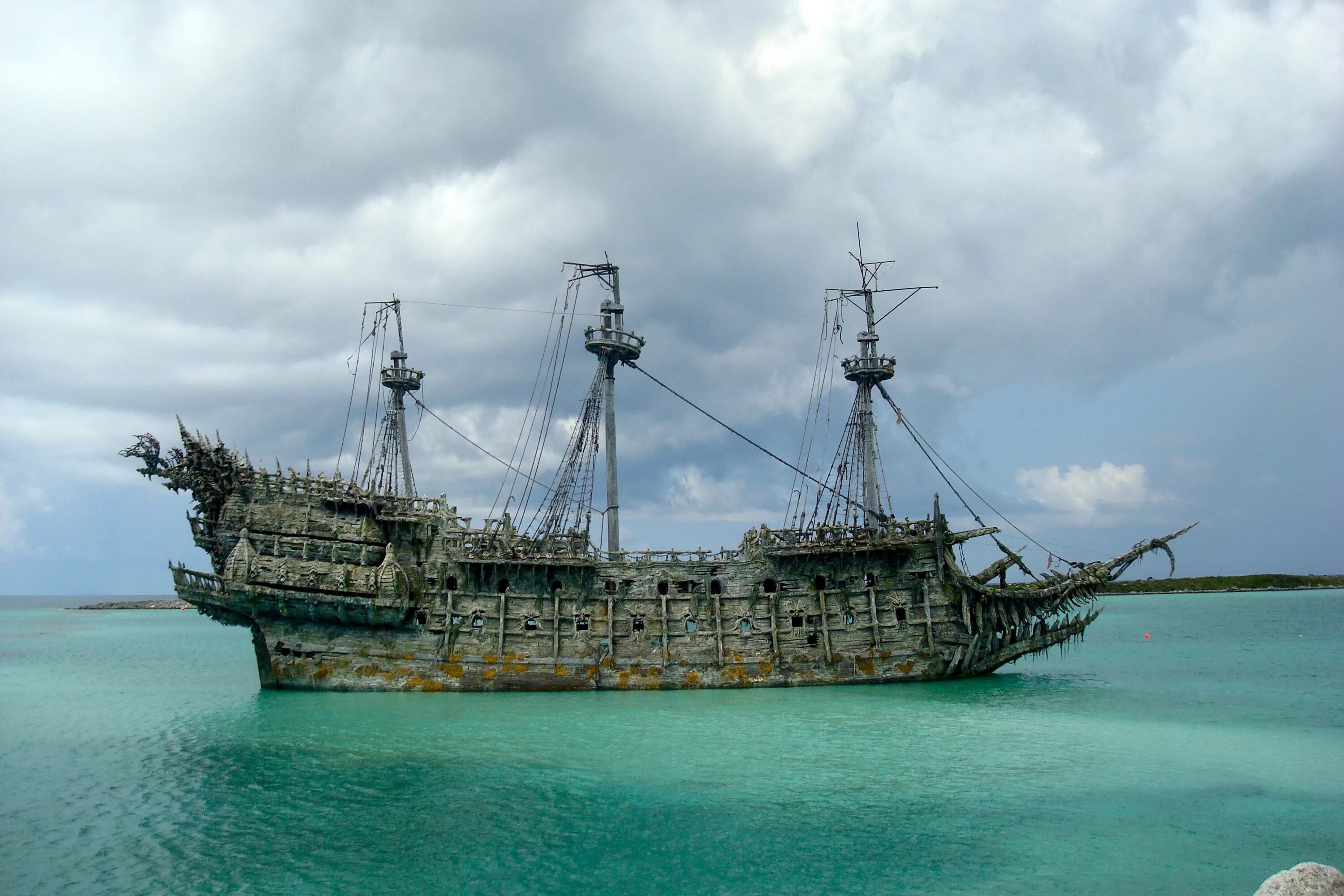 Черный корабль пиратов. Чёрная Жемчужина корабль пираты Карибского моря. Чёрная Жемчужина корабль из пиратов Карибского моря. Корабль "Летучий голландец". Летучий голландец пираты Карибского моря.