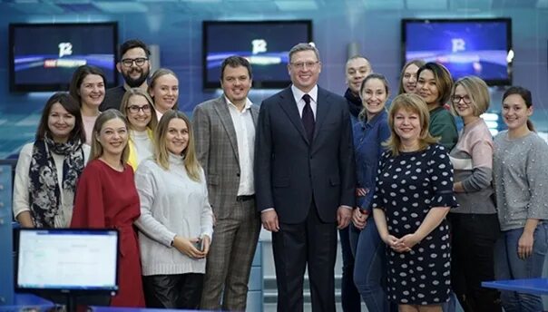 Как найти 12 канал. 12 канал омск сотрудники. ведущая новостей на 12 канале омск. ведущие 12 канала омск. сотрудник 1 канала.