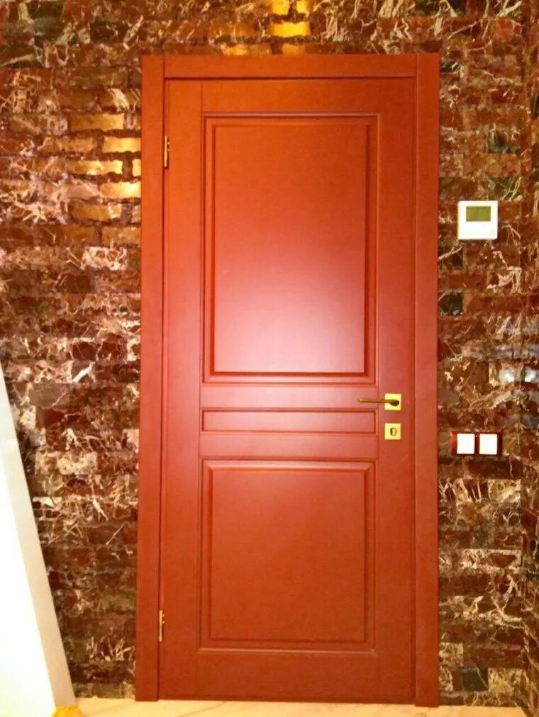 Какую дверь можно покрасить. Перекраска деревянных дверей. Покрасить деревянную дверь. Окрашенная деревянная дверь. Крашенная деревянная дверь.