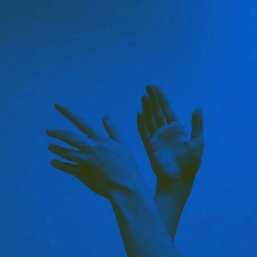 Голубые руки. Руки Эстетика. Эстетика синего руки. Эстетика руки в синих тонах.