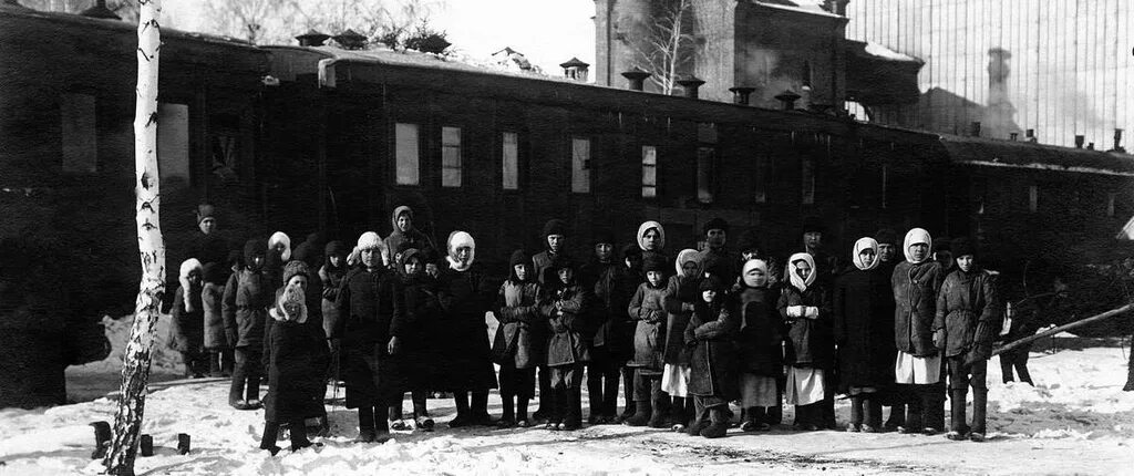 В военные годы переехали в. Эвакуация населения из Ленинграда 1941. Эвакуация детей из Ленинграда 1941. Эшелон с эвакуированными в годы войны 1941 г.. Свердловск 1941.