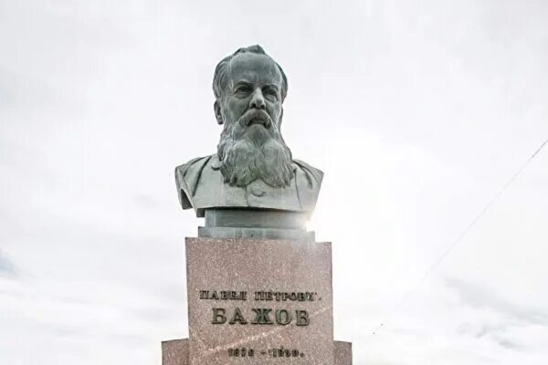 Бажов памятник в Екатеринбурге. Памятник п. п. Бажову. Памятник Бажова в Екатеринбурге. Памятник п п Бажову в Екатеринбурге. Бажов пермь