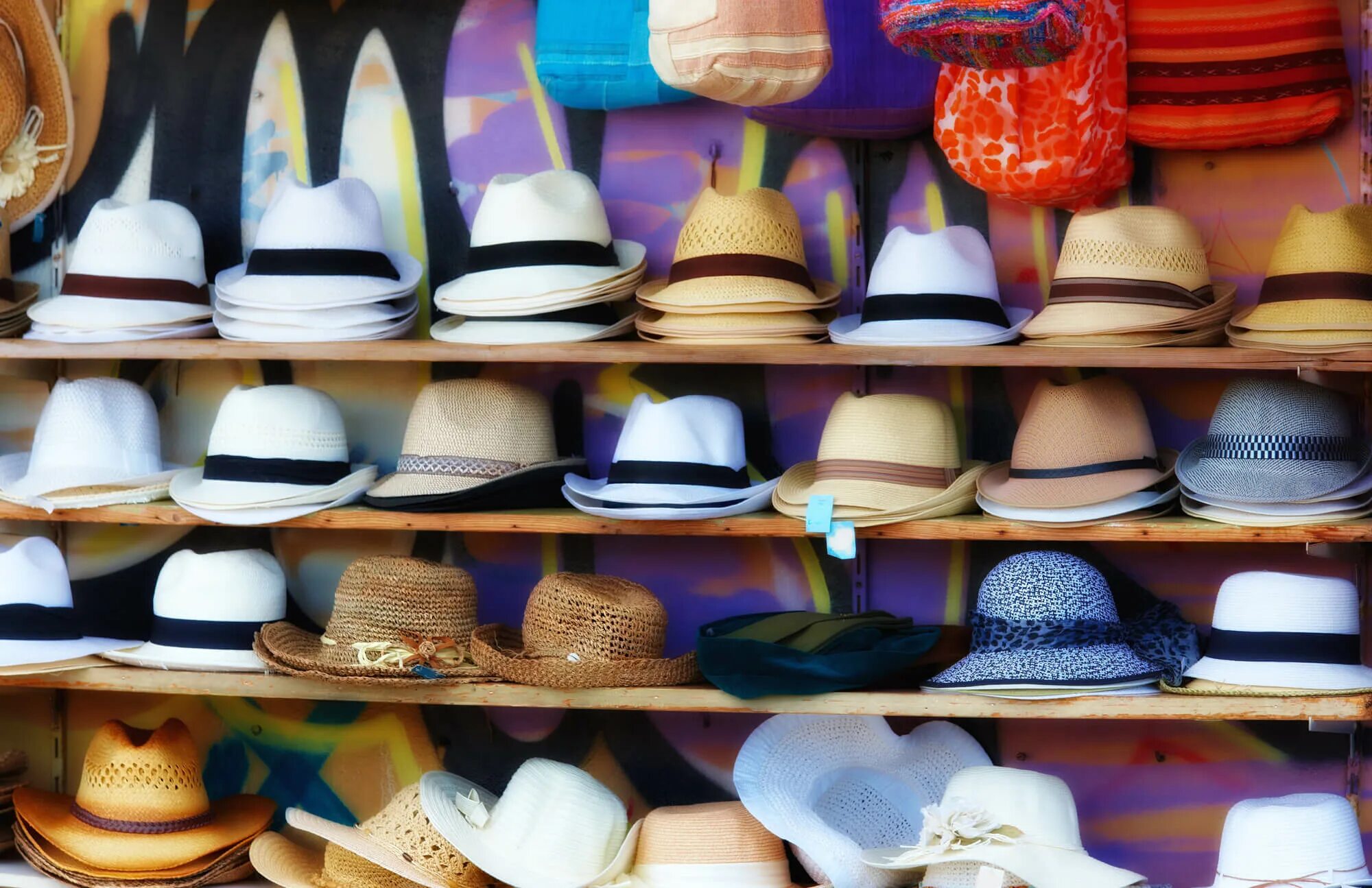 Hat shop. Разные шляпы. Много шляп. Головные уборы много. Летний ассортимент головных уборов.