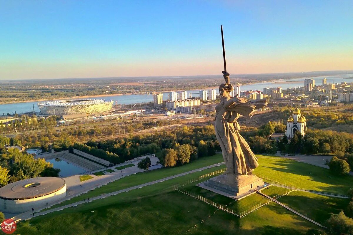 Ковид в волгограде. Волгоград Родина мать Мамаев Курган. Волгоград Мамаев Курган с Волги. Вид на Волгоград с Мамаева Кургана. Родина-мать Волгоград с Волги.