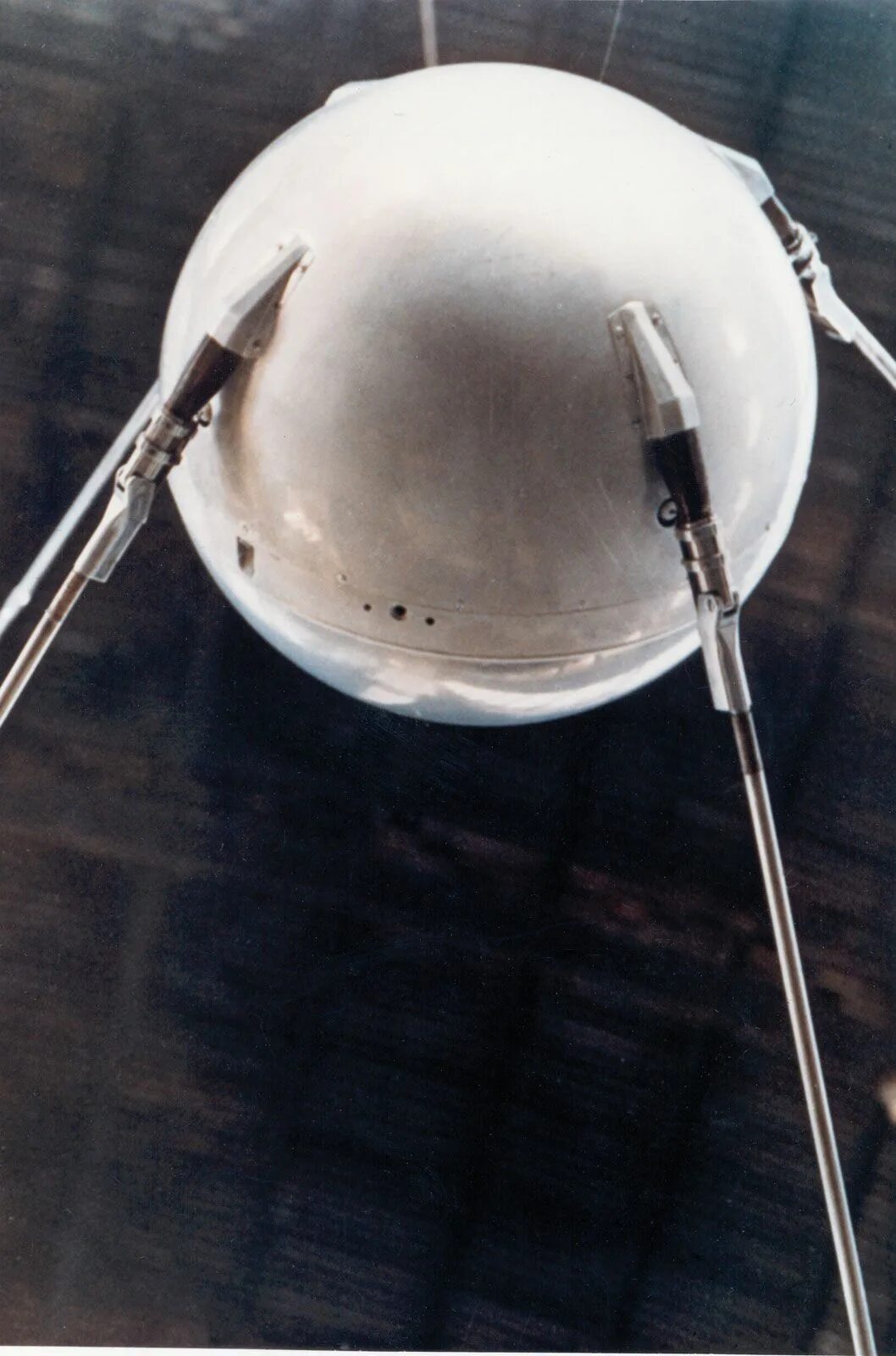 Первый искусственный Спутник земли 1957. Спутник СССР 1957. Первый Спутник СССР. Спутник-1 искусственный Спутник.