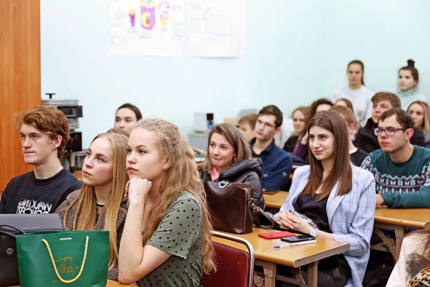 Вгуэс фото студентов. Майлз теллер американский пирог. Студенты обсуждают за столом. Фото стажировка выпускников. Молодежь с гаджетами.