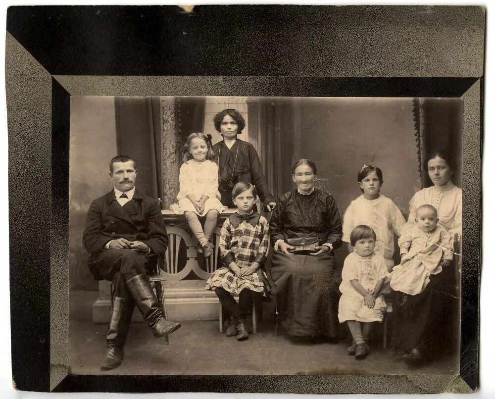 Где жили его родственники. Мещане семья 19 века в России. Семья Купцов Мальцовы 1900.