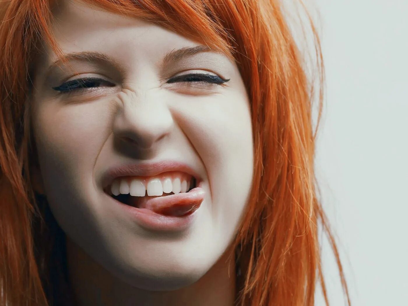 Высунутый язык трясется. Hayley williams. хейли уильямс рыжая 2025. hayley williams фотосессия. хейли виллиамс с языком.
