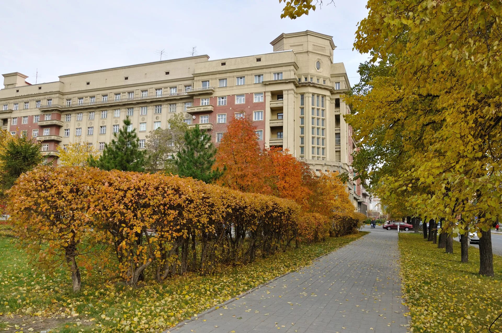 Осень в Новосибирске. Стоквартирный дом Новосибирск. Новосиб достопримечательности стоквартирный дом Новосибирск. Новосибирск в октябре.