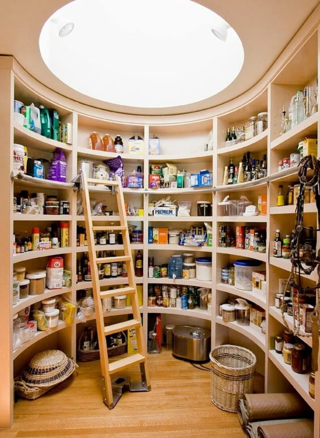 Кладовая в квартире. Кладовые помещения. Кладовая в частном доме. Уютная кладовка. Полки для хранения.