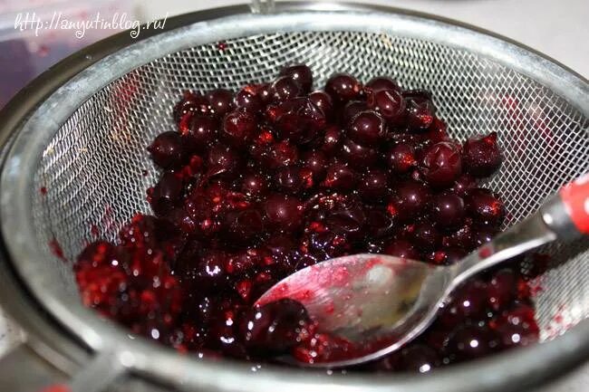 Кисель из смородины замороженной. Кисель из смородины. кисель смородиновый. замороженная вишня и смородина. кисель из черной смородины.