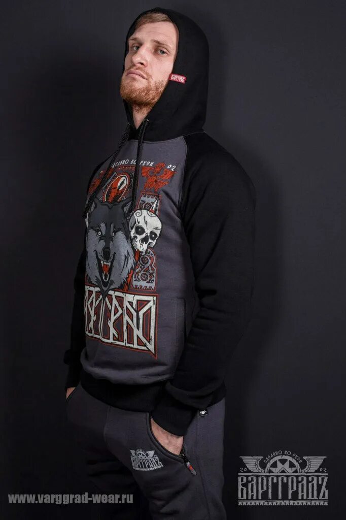 вышивка на спине толстовки с капюшоном. кофта первых. худи спутник. толстовка варгград атака мертвецов. варгград атака мертвецов кофта.