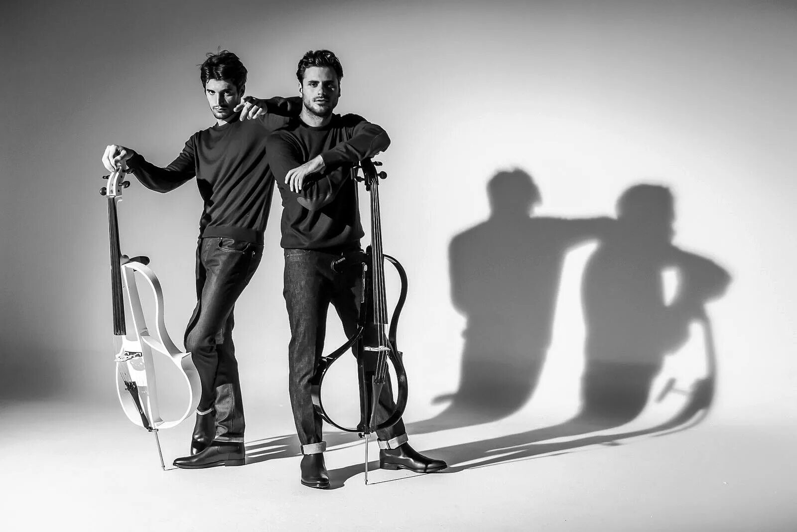 Две виолончели дуэт. 2cellos. Дуэт 2 cellos. Дуэт виолончелистов 2cellos. Лука шулич и степан хаузер.