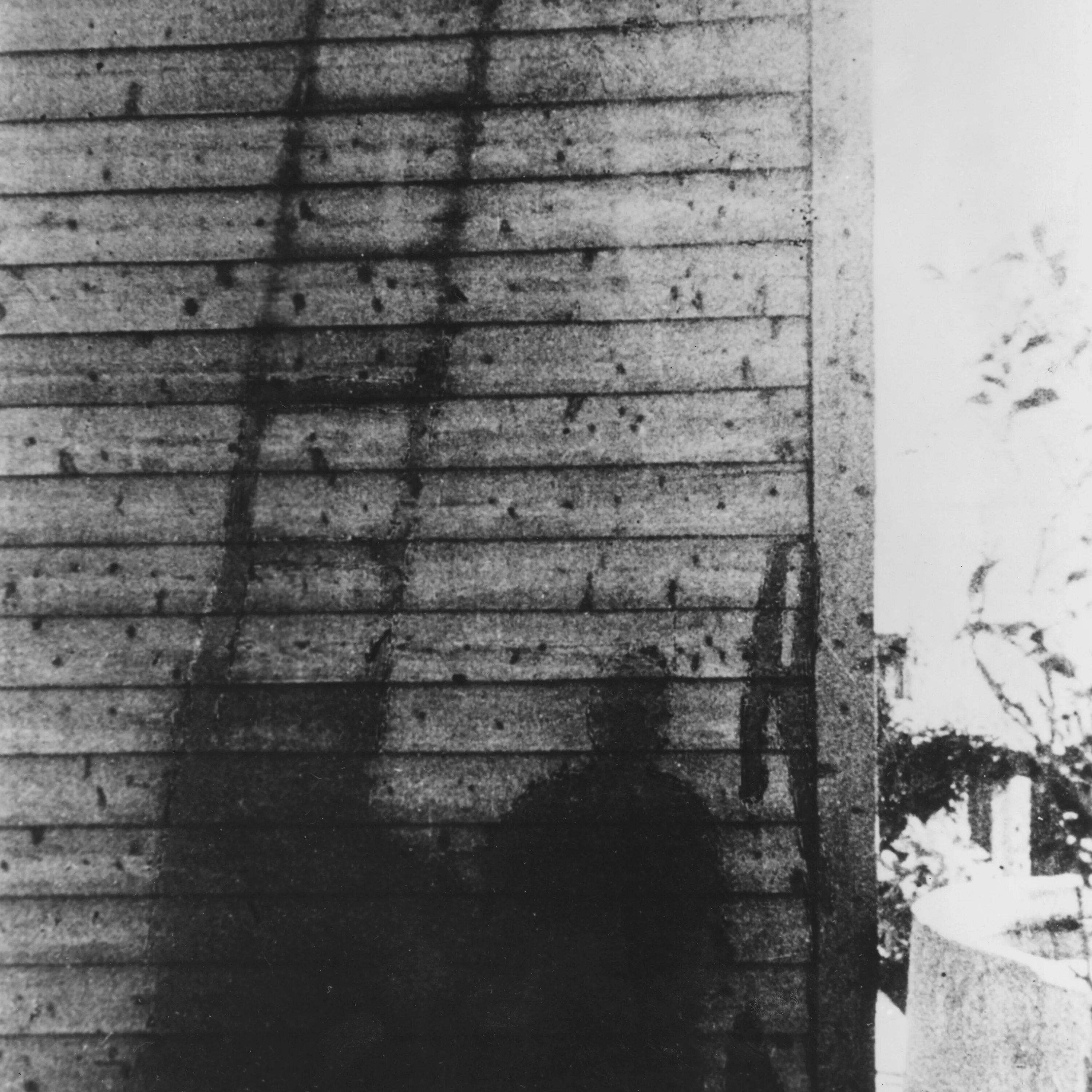 Хиросима нагасаки тени хиросимы. Тени нагасаки. Тени нагасаки. Тени от ядерного взрыва в хиросиме и нагасаки. Хиросима и нагасаки тени людей.