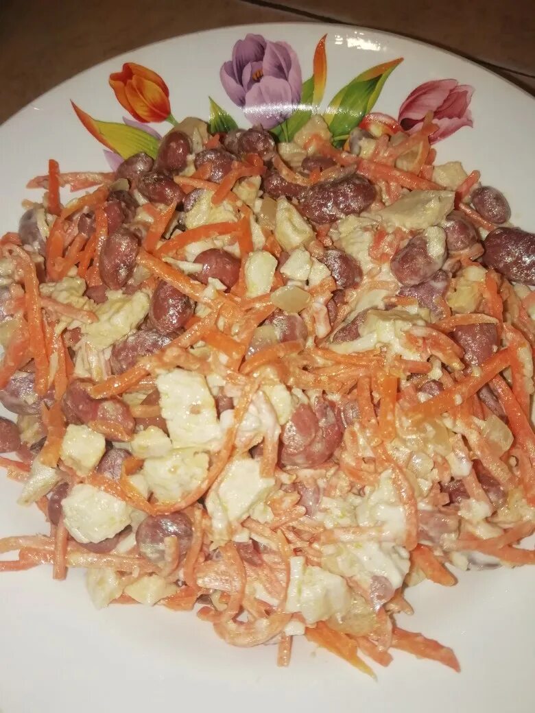 Копченая куриная грудка корейская морковь. Салат с корейской морковкой и копченой курицей и фасолью. Салат с фасолью и корейской морковью и курицей. Салат с корейской морковкой и курицей и фасолью. Салат с фасолью и морковью.