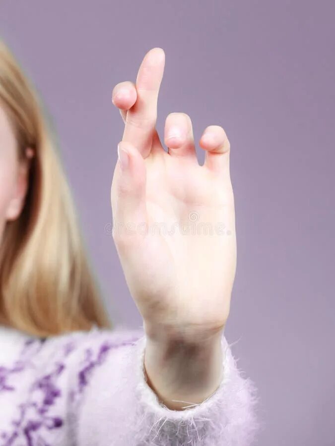 Скрещенные пальцы за спиной. Дети обманывают палец. Ребенок скрестил пальцы. Ребенок скрещивает пальцы. Ребенок скрестил пальцы.