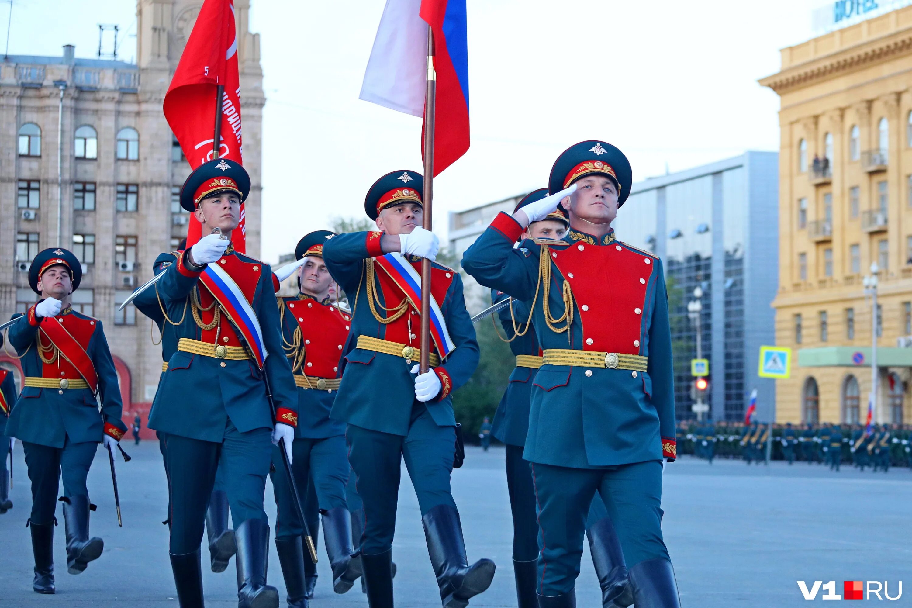 Парад 9 мая юнармия. Знамя победы на параде 9 мая. Парад работ. Мчс на параде победы. Военный парад линейные.