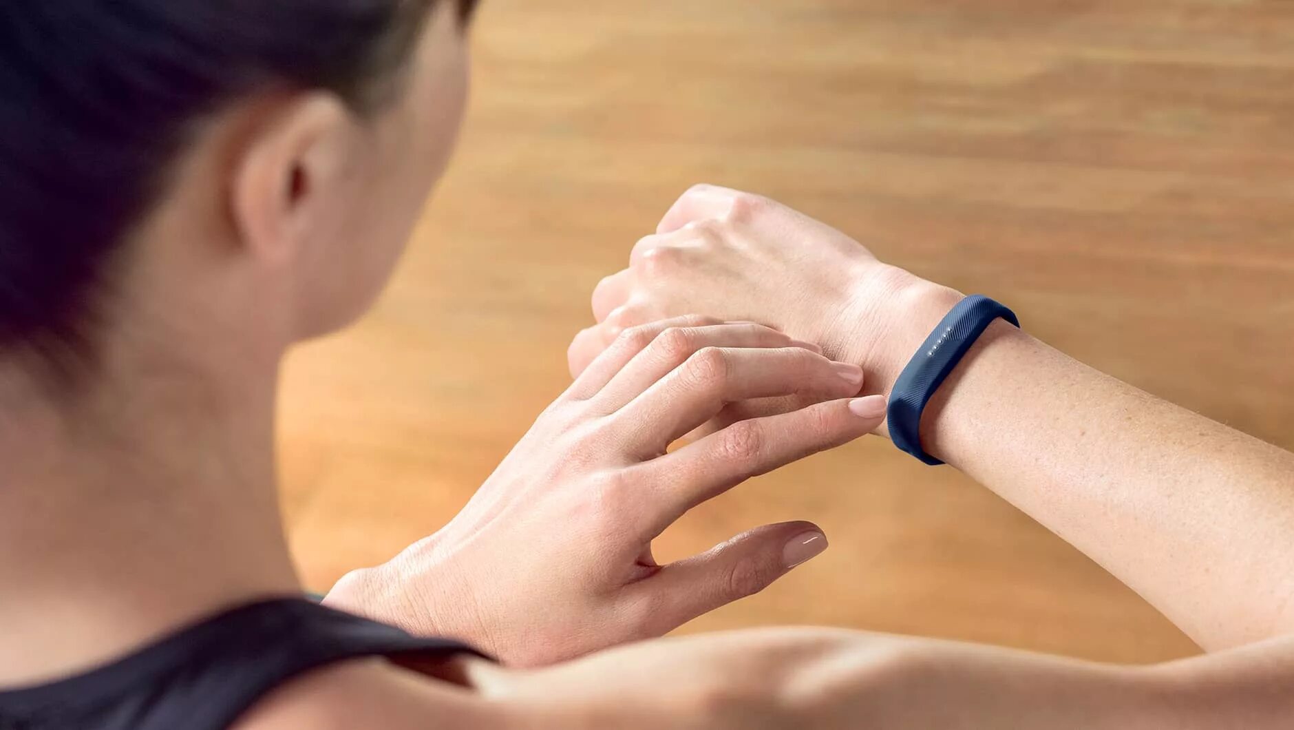 Браслет Fitbit Flex. Браслет Fitbit Flex 2. Люди с браслетами на руках. Браслеты на людях.