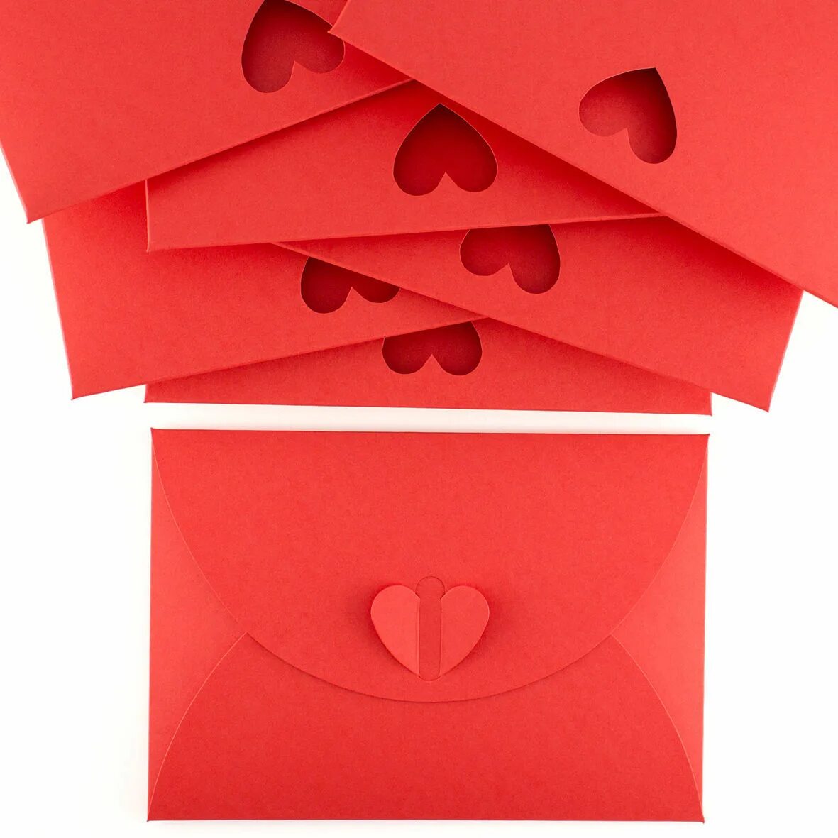 конвертик с сердечком. конверт с красным сердцем. конвертик с сердечком. любовная записка на прозрачном фоне. открытый конверт с сердечком.