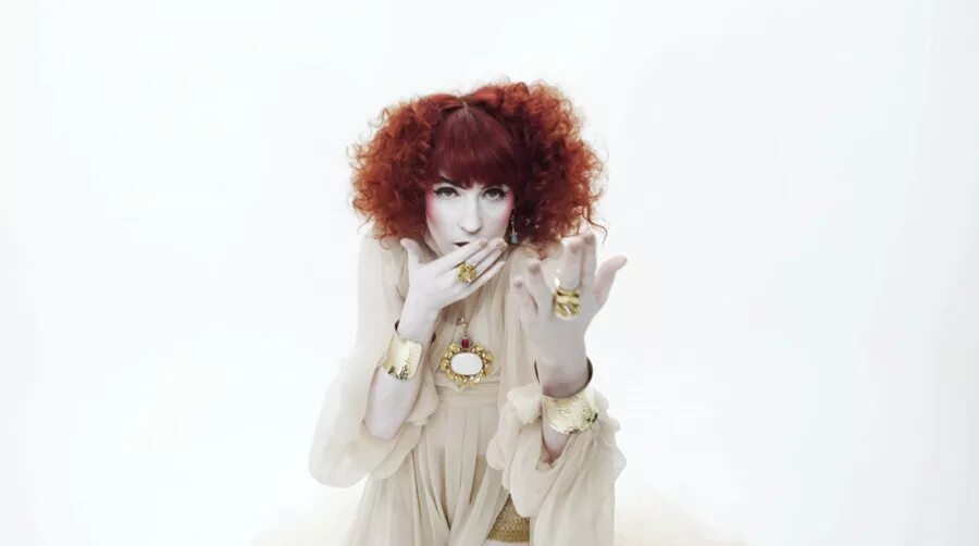 Florence the machine dog days are. Флоренс Уэлч 2022. Dog Days are over Florence the Machine. Леди Гага Флоренс Уэлч. Dog Days are over Florence the Machine обложка.