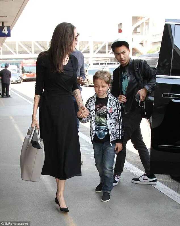 Младший сын конгломерата 90. Сын Анджелины Джоли. Сын Джоли Питт. Младший сын Анджелины Джоли. Анджелина Джоли и ее сын.