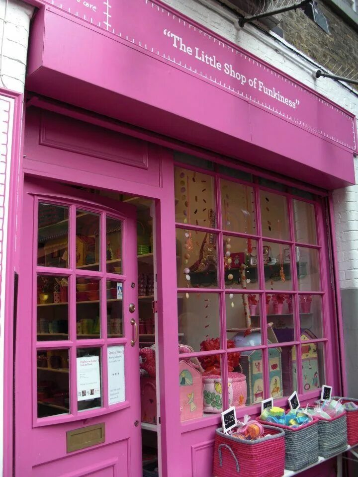 Фасад магазина розовый цвет. Розовое магазинчики фасад. Розовая витрина. Кондитерская снаружи розовая. Oh my shop