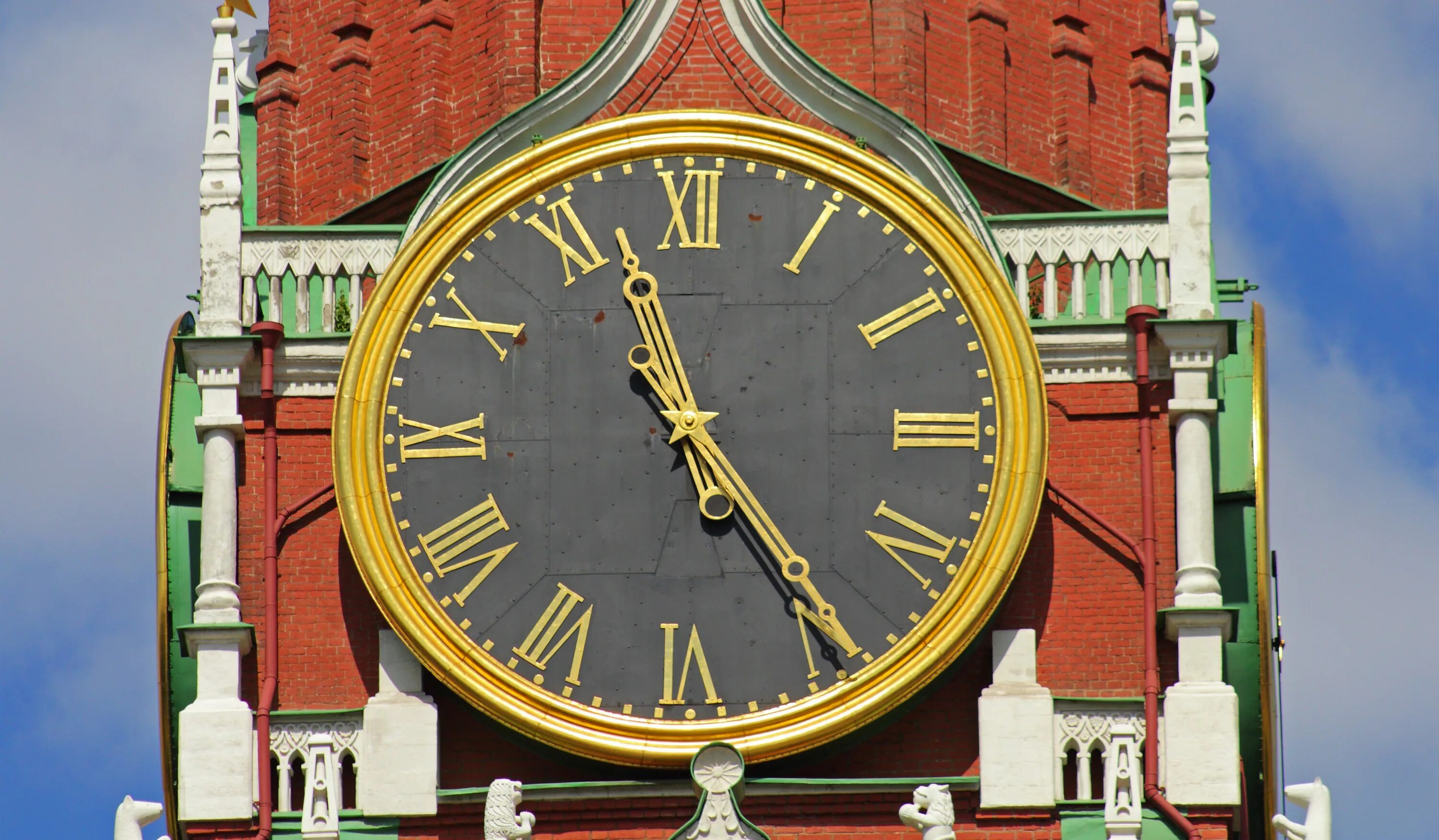 Часы куранты Московского Кремля. Куранты на Спасской башне Московского Кремля. Спасская башня Кремля часы. Часы спасской башни московского кремля