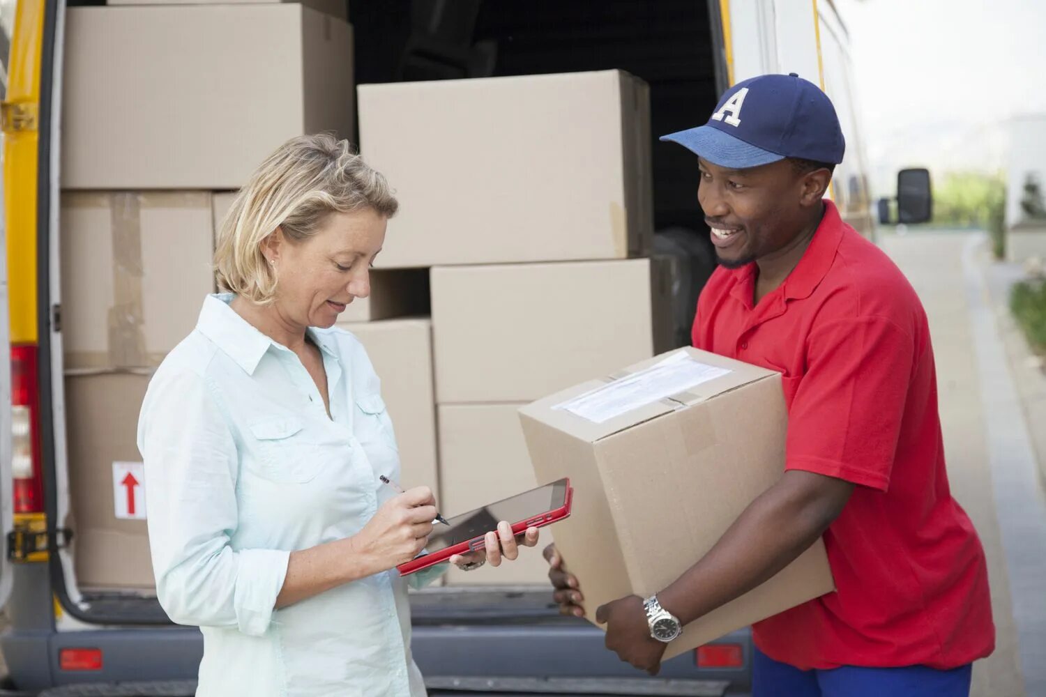 Buyer delivery. Стильный курьер. Buyer delivery. Продавец с чемоданом. Buyer delivery.