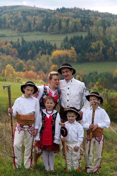Польская семья в нарядах. Польский костюм. Семья богданьских польша. Культура польши. Польша народ.