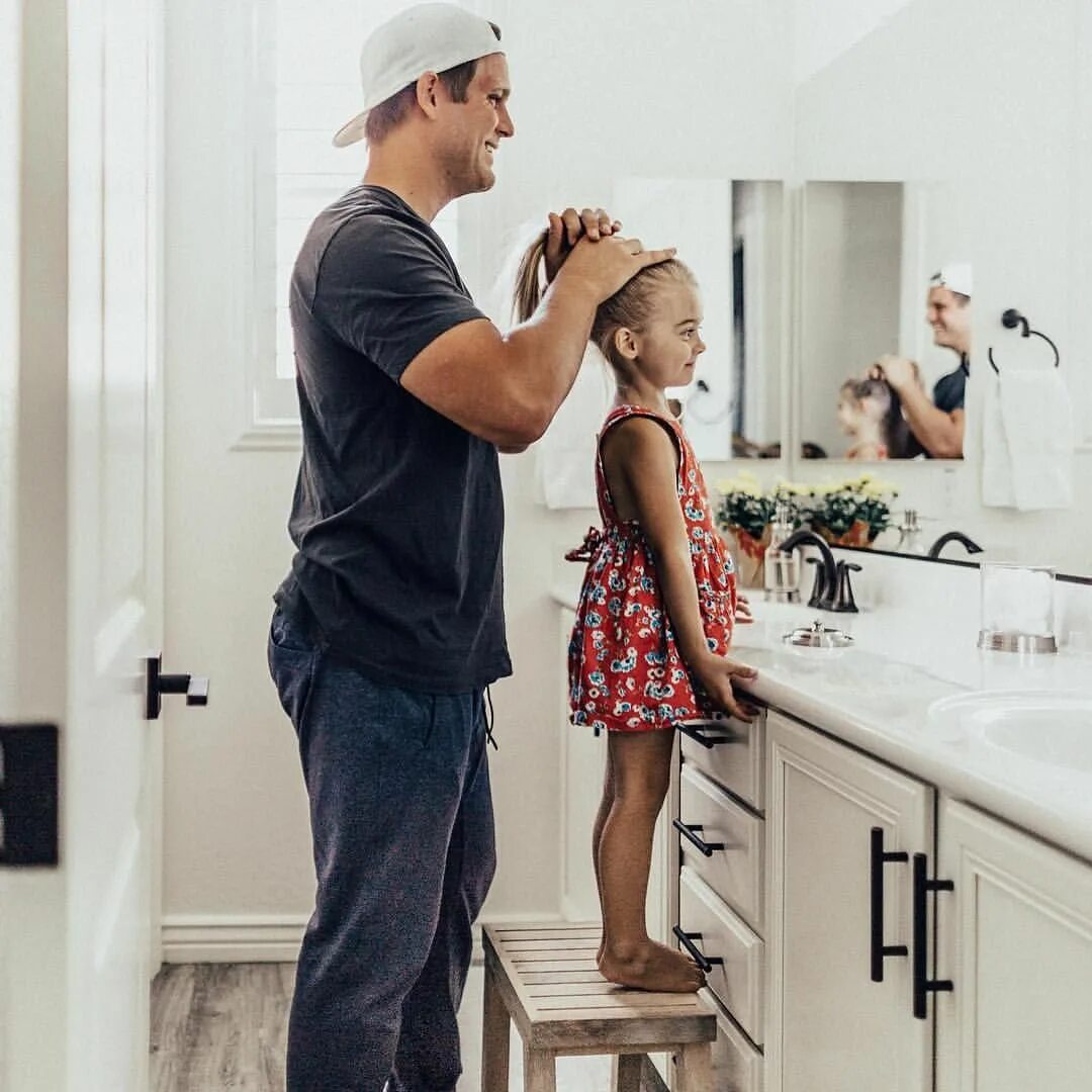 Real daddy daughter. Отец и дочь. Фотосессия папа и дочка. Фотосессия папы и Дочки на кухне.