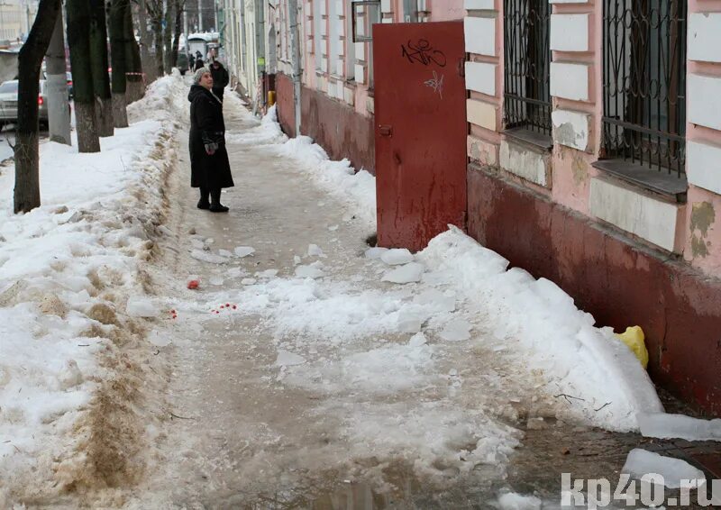 Падение сосулек. Падение сосулек с крыши дома. Сход снега с крыши. Сход льда с крыши. Падает снег крыши делать