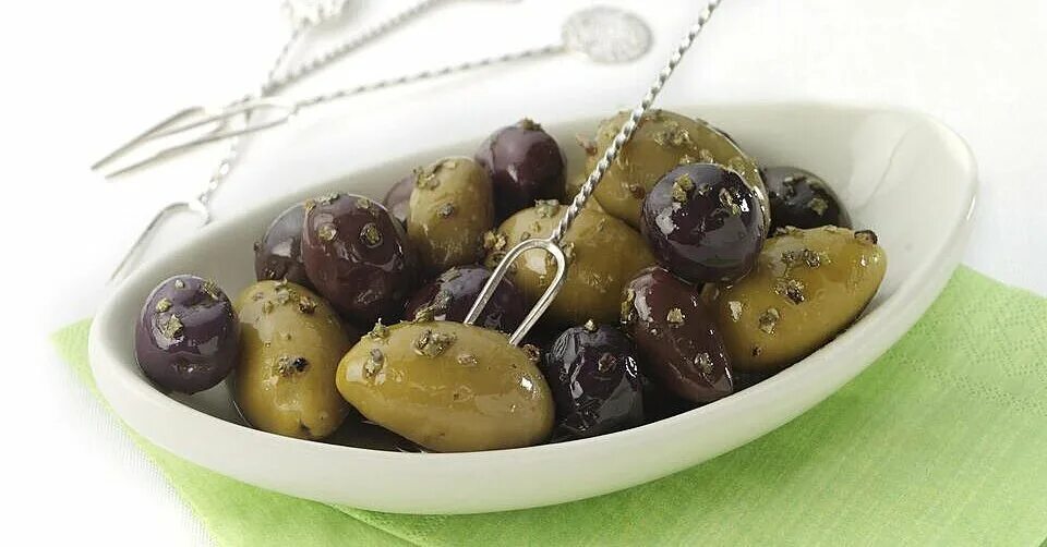 Маслины рассол. Блюдо для оливок. Оливки с чесноком. Сервировка оливок и маслин. Подача маслин и оливок.