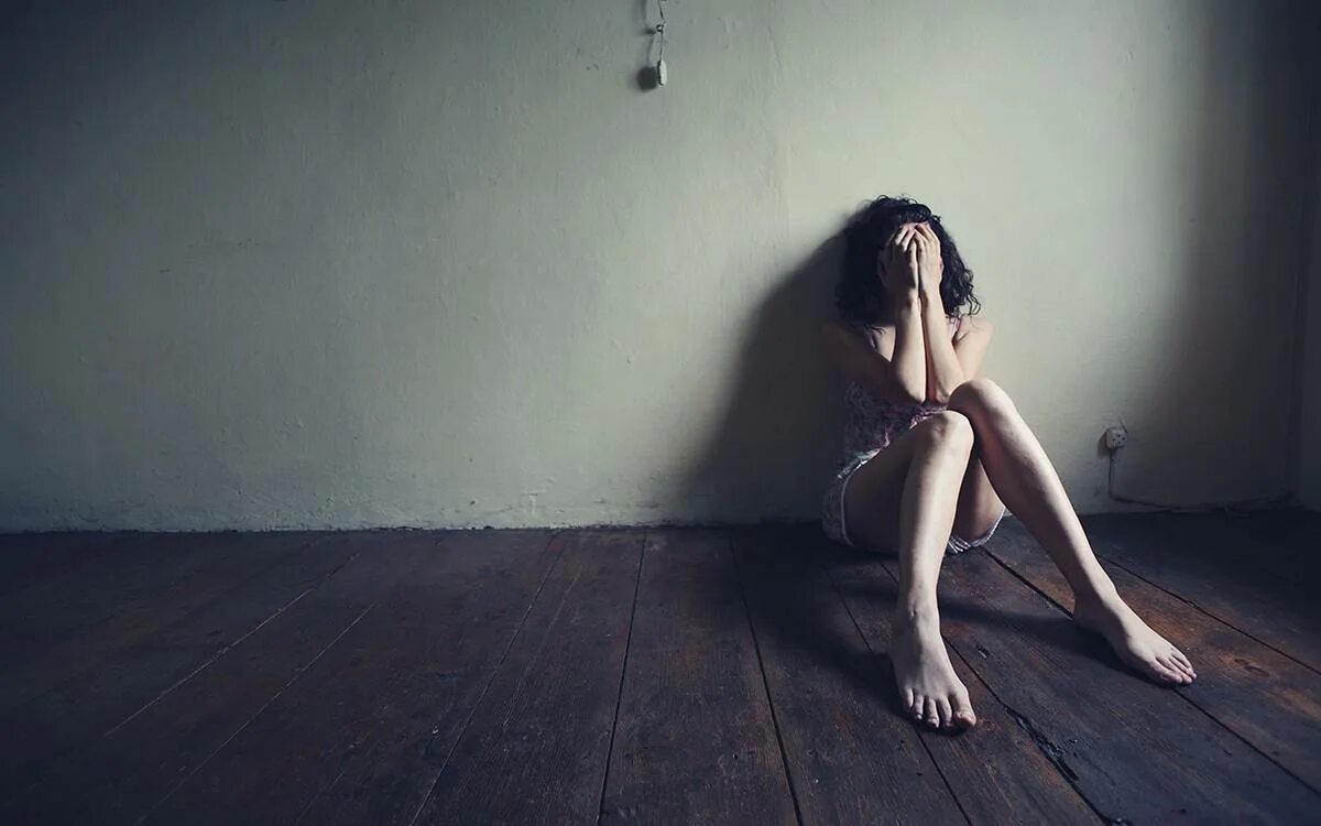 Грусть картинки. Одинокая девушка. Девушка в отчаянии. Одинокая женщина. Сожаление о прошлом.