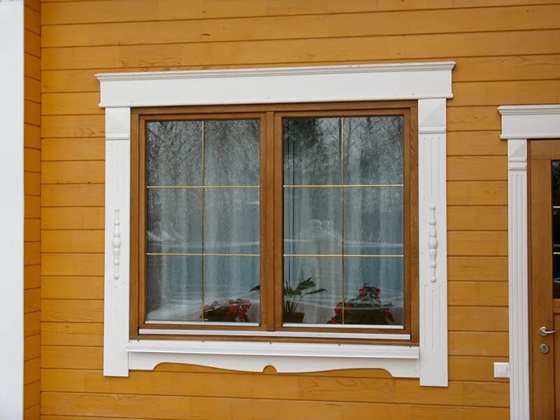 Купить окна в деревянный дом. Наличники на окна. Деревянная обналичка на окна. Наличники на окна пластиковые. Наличники на окна деревянные.