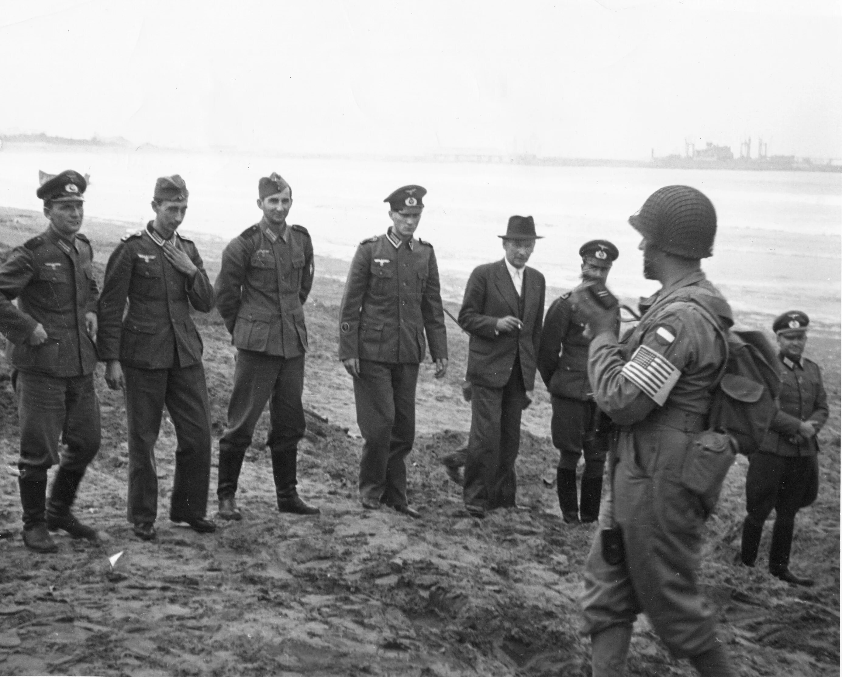Под конвоем. Цайтхайн лагерь советских военнопленных. Плен 285. Северные немцы. Плен 285.