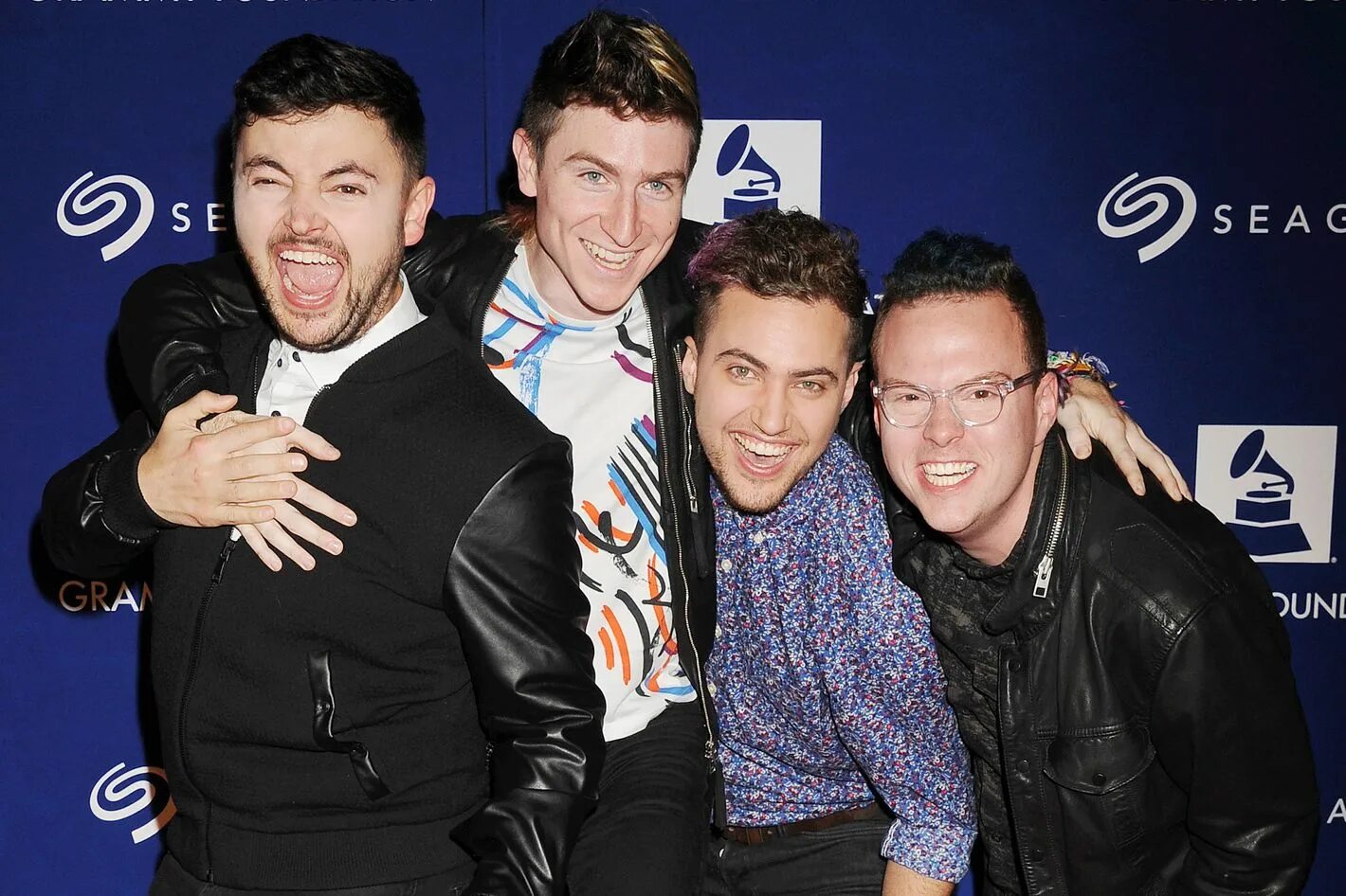 Walk the moon shut up and. Группа walk the Moon. Walk the Moon Кевин Рей. Хаф Мун певец. Walk the Moon трио.