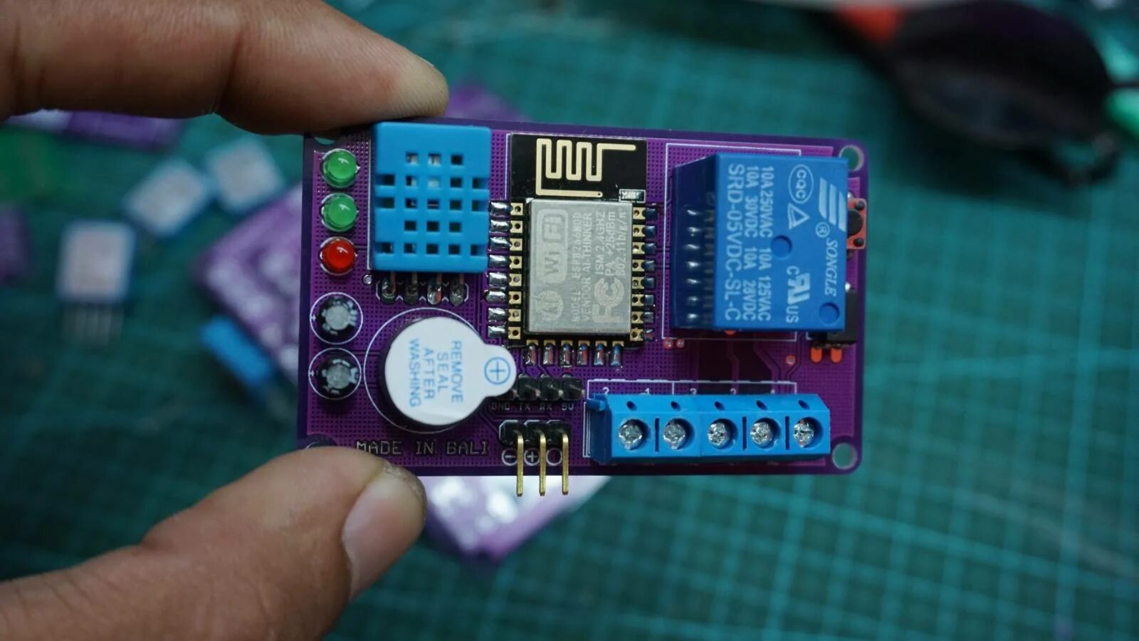 Проекты на esp8266. Sim800l esp8266. esp8266 ams1117-3.3. esp iot термометр. esp-l1300-r117.