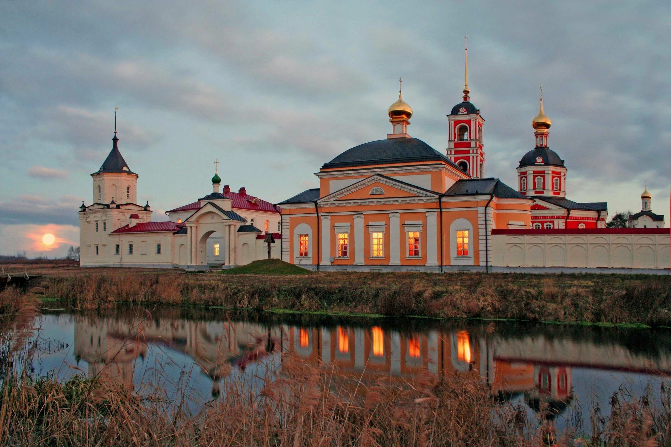 Троице сергиева варницкого монастыря. Троице-Сергиев Варницкий монастырь. Варницкий монастырь Ростов Великий. Свято Троицкий Варницкий монастырь Ростов. Троице-Сергиев Варницкий монастырь храм Сергия Радонежского.