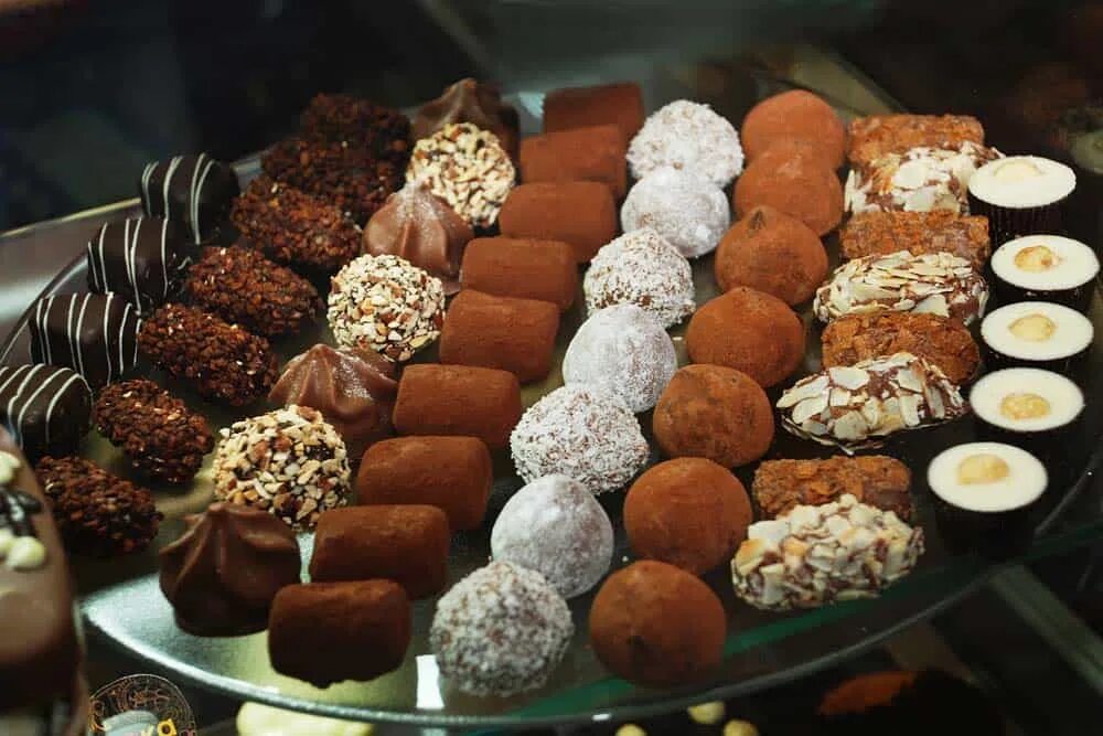 Кондитерская будет сладко. Красивые сладости. Кондитерская продукция. Торт со сладостями. Германские сладости.