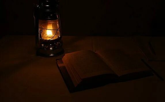 Комната с керосиновой лампой. Керосиновая лампа в темноте. Лампочки фон. Лампочка в темноте. Джин лампа алладина.