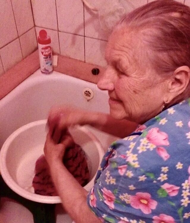 Дед подглядеть за внучками. Бабулька в ванной. Бабки в ванной. Бабуля моется в ванной.