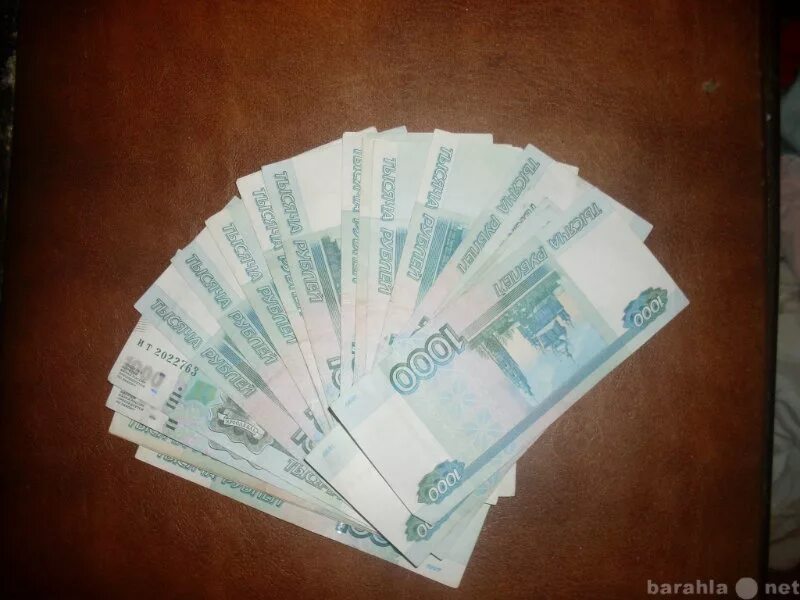 30 тыс в долг. Деньги лежат на столе. Тысячные купюры на столе. 15000 Тысяч рублей. 15000 Рублей на столе.