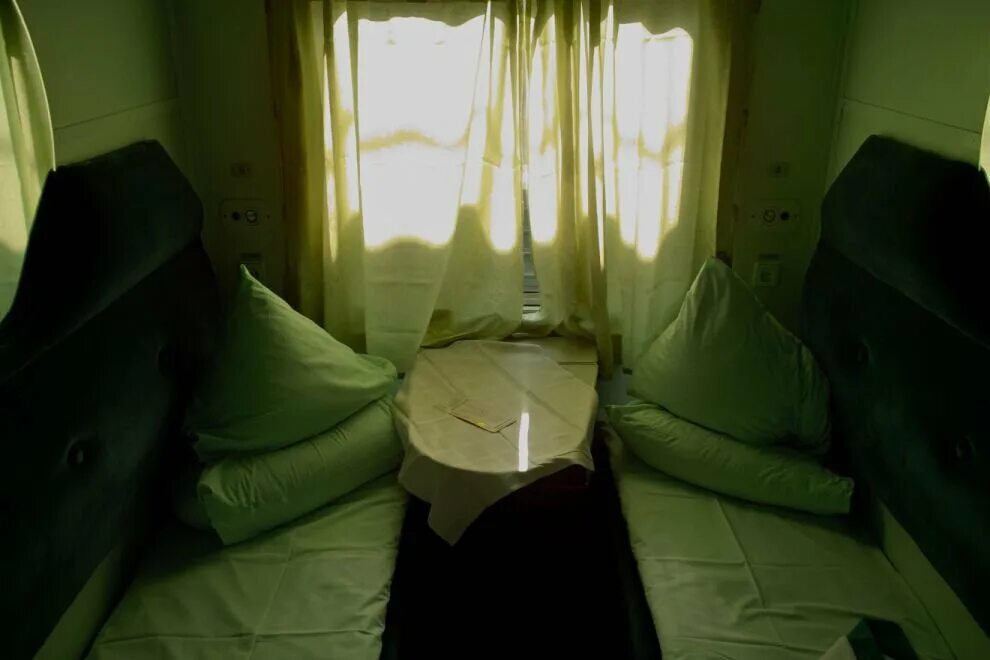 102м москва адлер плацкарт. Поезд 012м москва анапа купе. 2т купе фпк. Эп2д 0002. Двухэтажный вагон ржд купе.