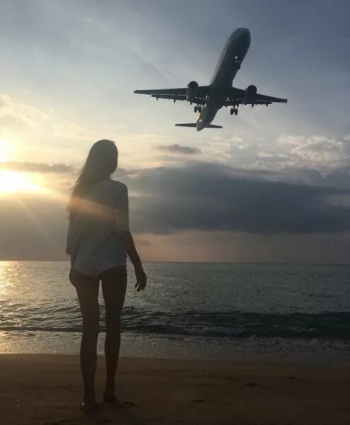 Сяду в самолет и улечу. Самолет пляж девушка. самолет над головой девушки. низколетящие самолеты. взлетающий самолет над головой.