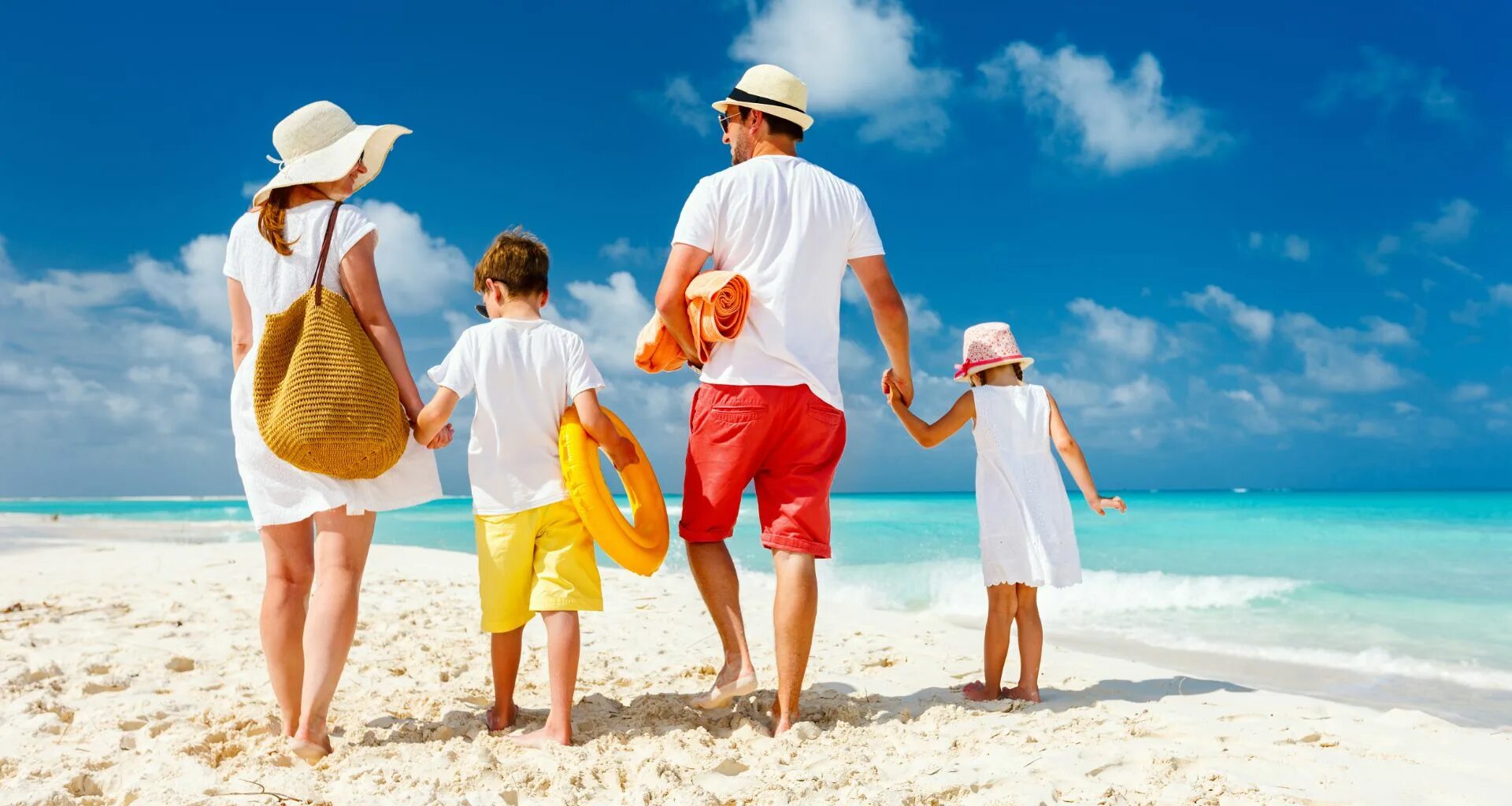 Holiday vacation. Море пляж семья. Семья на отдыхе. Семья путешествует. Семья на пляже.
