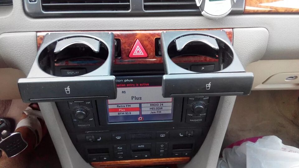 Подстаканник ауди а6 с5. Подстаканники в audi a6. подстаканник в консоль ауди а6 с5. audi a4 b5 подстаканник.