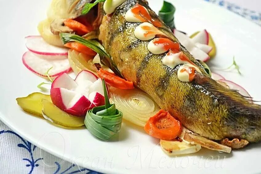 Блюда рыба фаршированная. Рыба фаршированная (Судак, щука). Рыба фаршированная Судак. Судак фаршированный (с овощами, с капустой+рис). Форель фаршированная судаком.