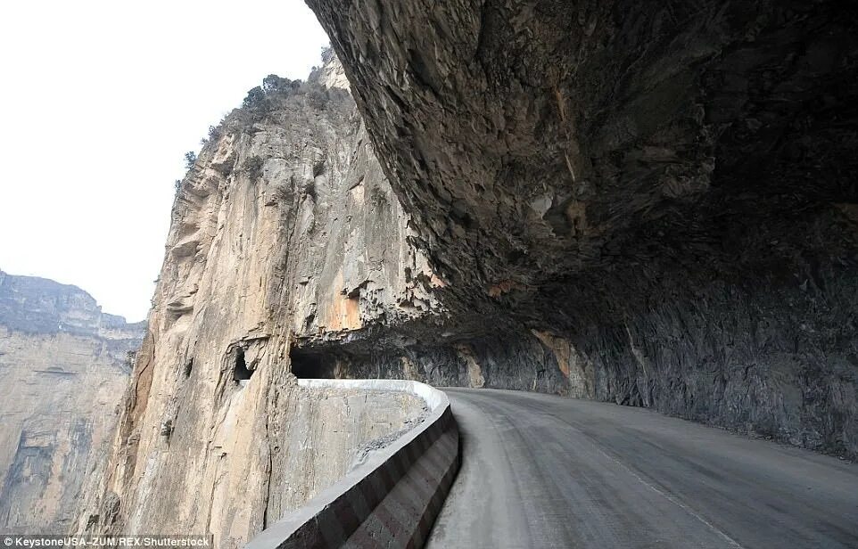 Дорога в гуолян китай скале. Туннель гуолян и деревня. Туннель гуолян китай. Горный тоннель гуолян в китае. Чунцин дорога в скале.
