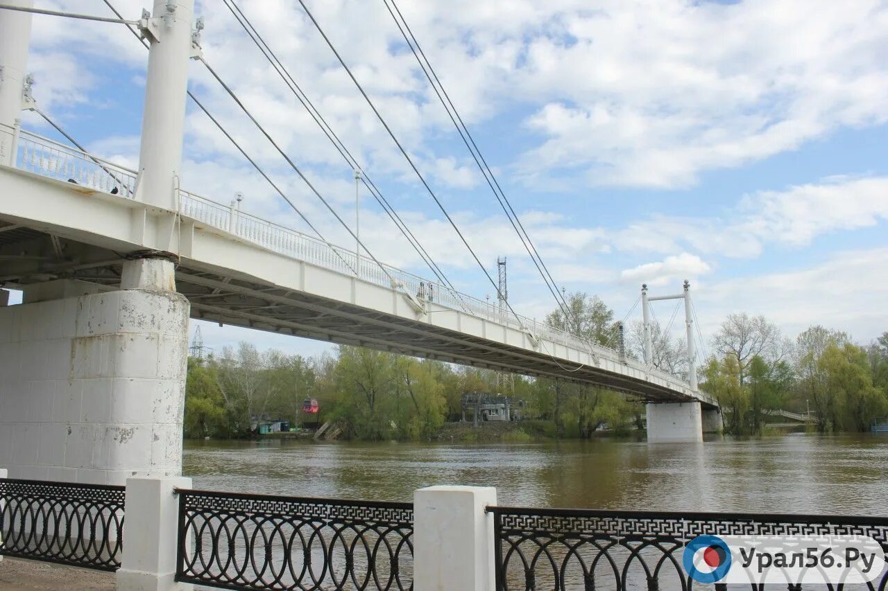 Мост через урал закрыт. Мост через урал оренбург. оренбургский мост европа азия. мост через реку урал оренбург 20 век. автомобильный мост реки урал набережная оренбург.